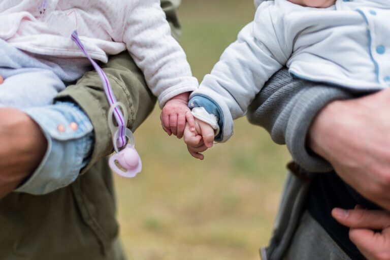 Träume über Cousin – Bedeutung und Symbolik