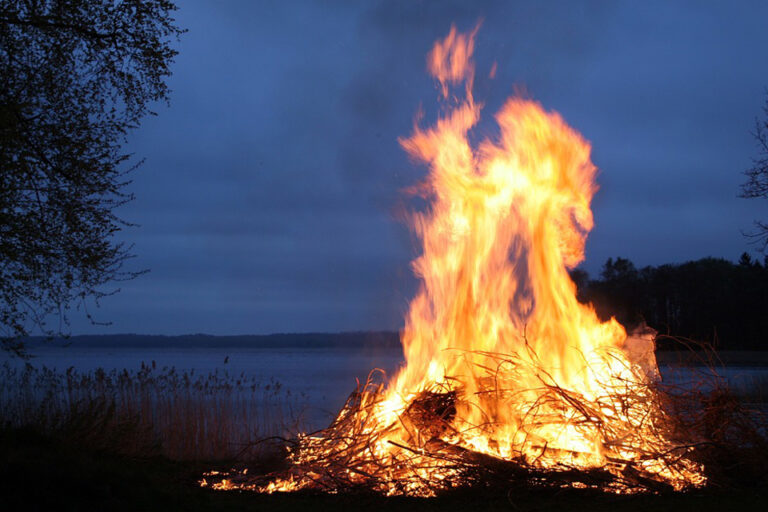 Von einem Lagerfeuer träumen – Bedeutung und Symbolik